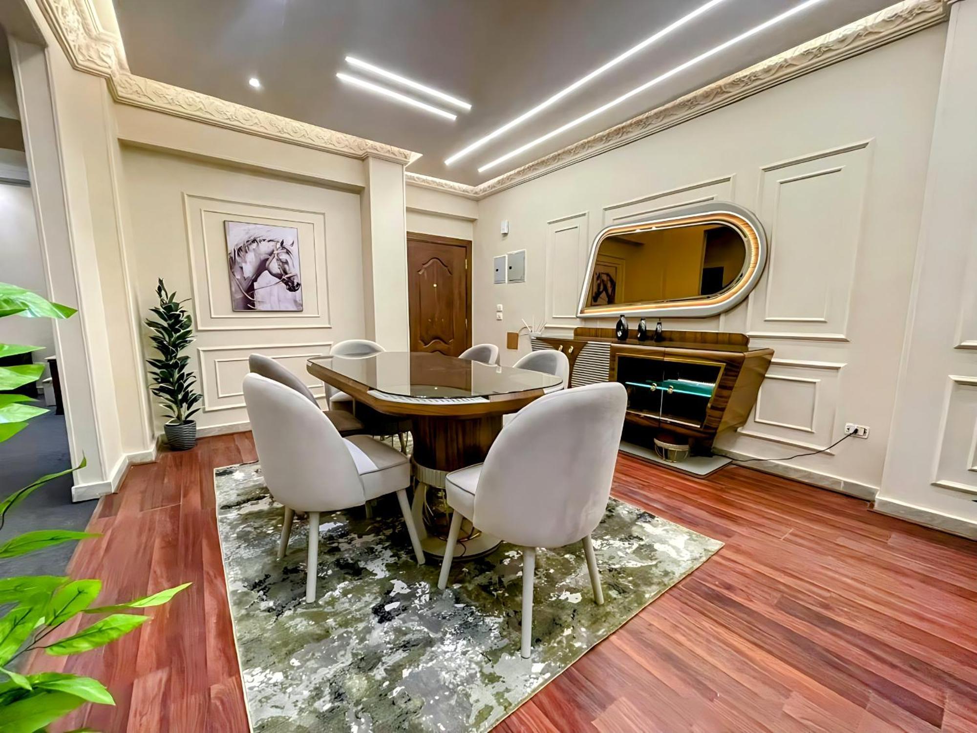 Rd Serviced Apartment, New Prime Location شقة